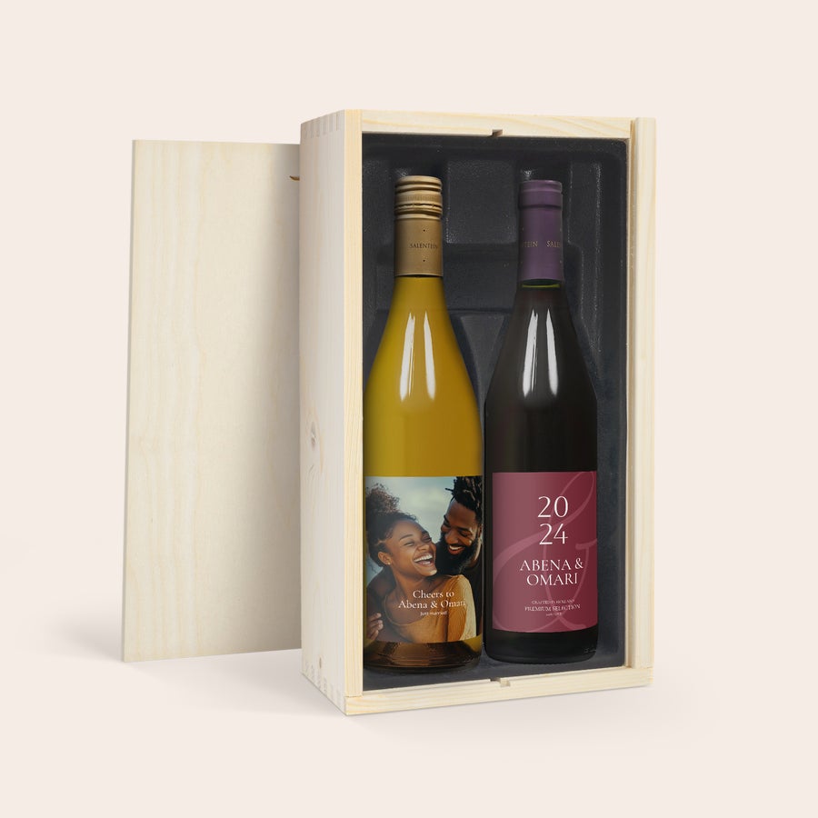 Salentein Pinot Noir & Chardonnay Personalizzato Confezione con due bottiglie di vini salentini con etichette personalizzate, una con foto e testo Abena & Omari e l'altra con data 2024 e nomi Abena & Omari.