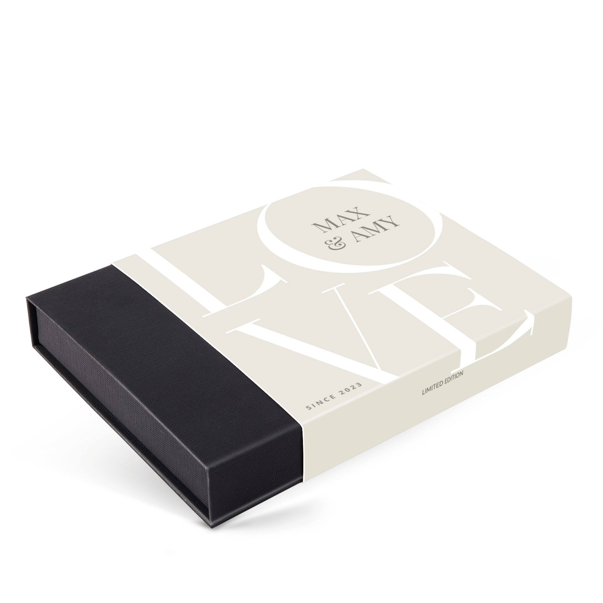 Luxe bonbon giftbox met 'MAX & AMY' en 'SINCE 2023' bedrukt op de gepersonaliseerde sleeve.