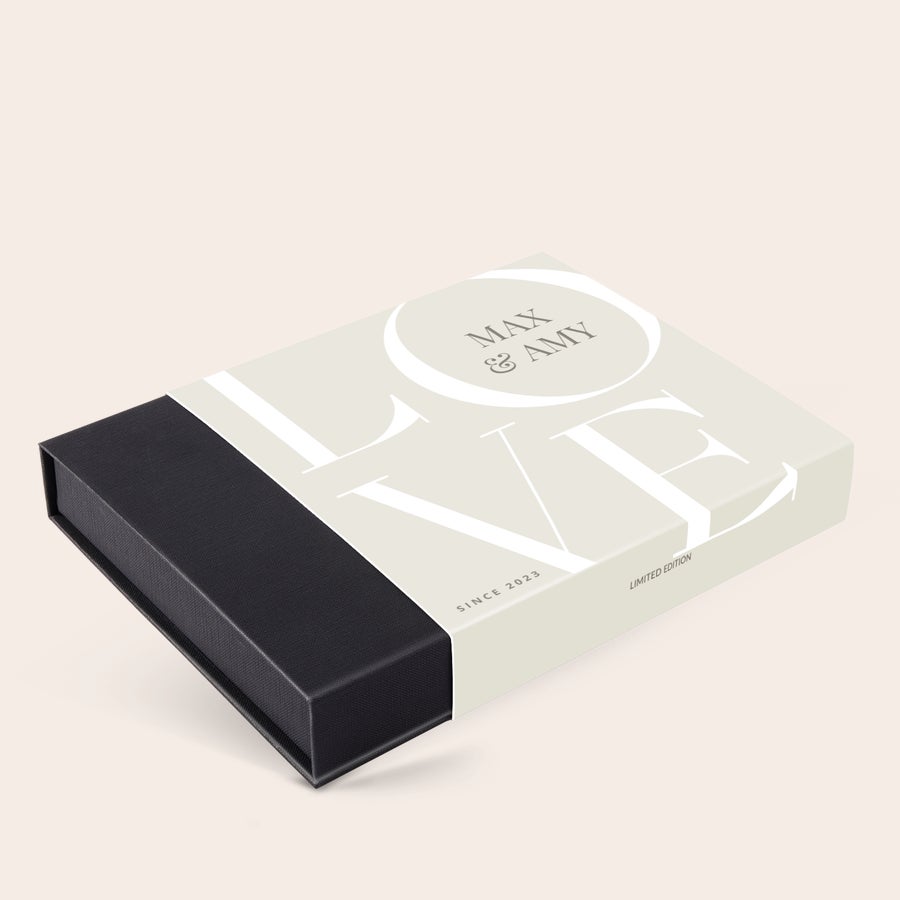 Bombons Deluxe - São Valentim Giftbox de chocolate de luxo impresso com design personalizado "MAX & AMY LOVE SINCE 2023"