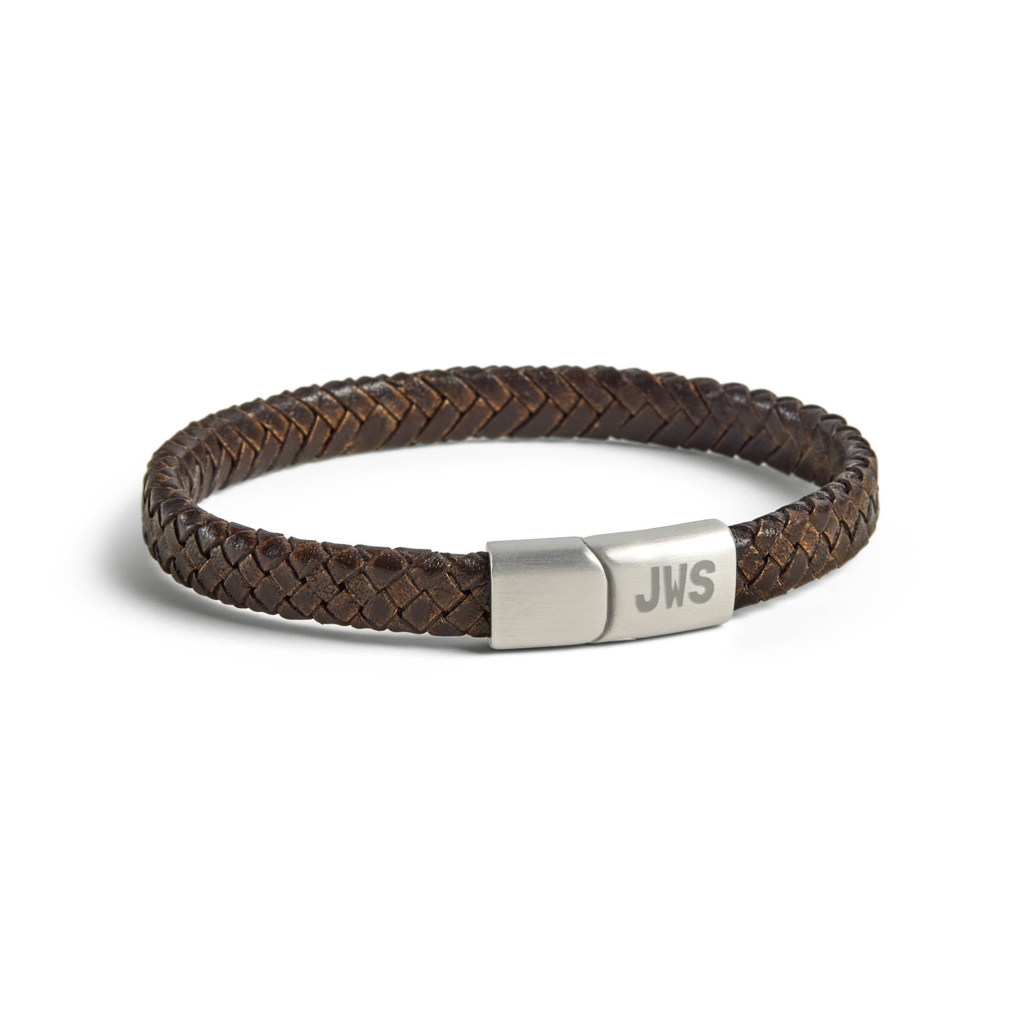Pulseira de couro castanho entrançado com fecho de metal gravado com as iniciais JWS