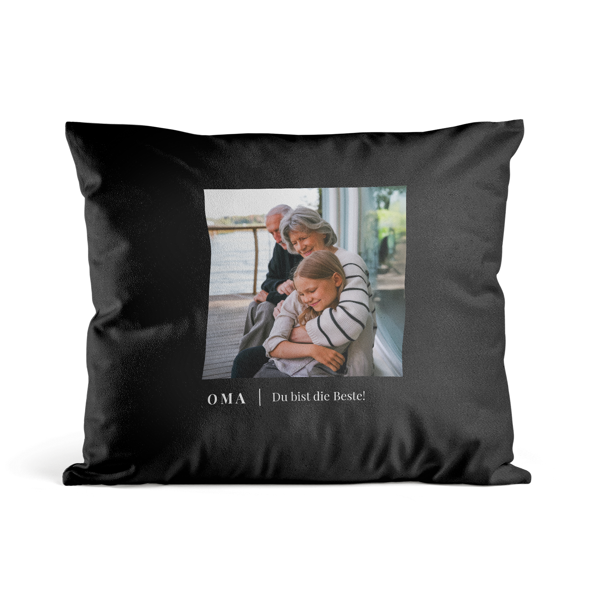 Schwarzes Kissen mit Foto von Oma und Enkelin, bedruckt mit dem Text "Oma | Du bist die Beste!"