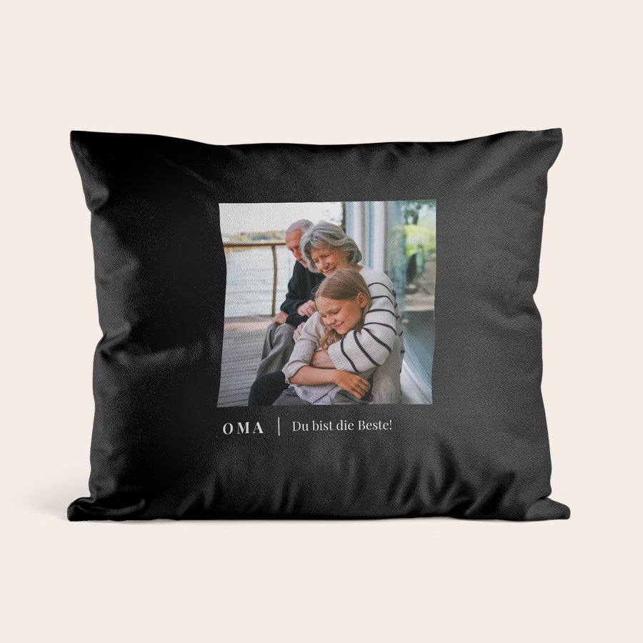 Kissen mit Foto Schwarzes Kissen mit Foto von Oma und Enkelin, bedruckt mit dem Text "Oma | Du bist die Beste!"
