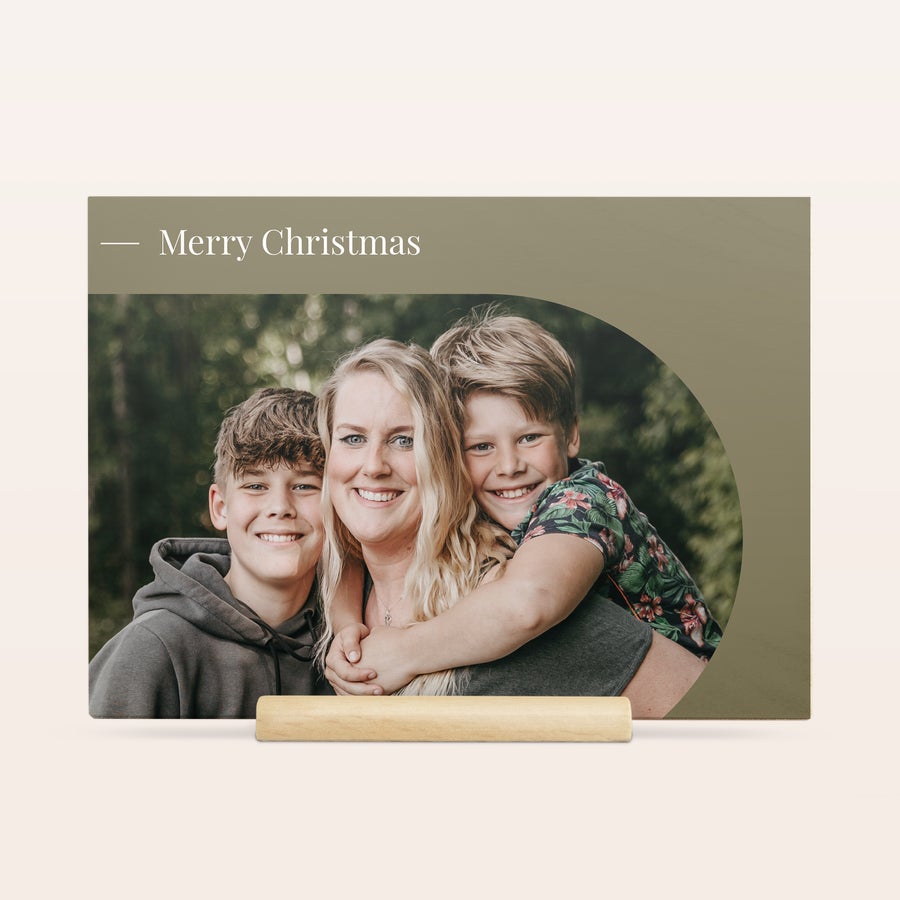 Fából készült fénykép karácsonyi kártyák Személyes, fából készült karácsonyi kártya fényképpel, "Merry Christmas" felirattal és egy fa állvánnyal.