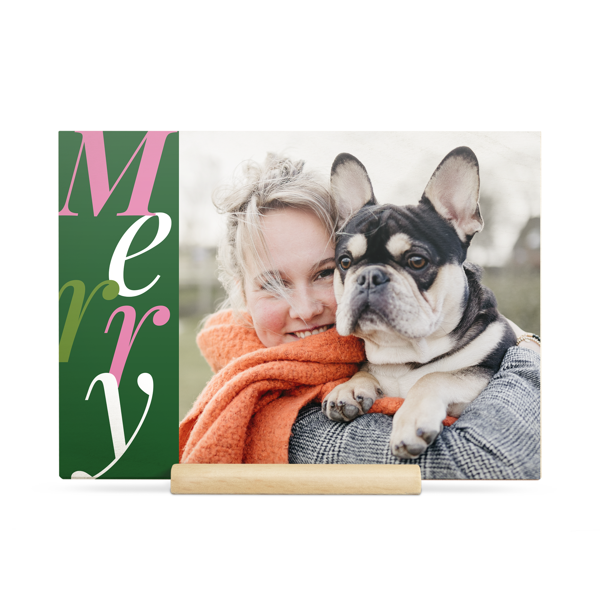 Persoonlijke kerstkaart van hout met een afgedrukte foto van vrouw en hond, en de letters 'Merry'.