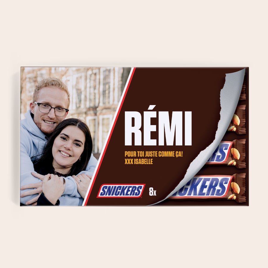 Coffret cadeau de barres chocolat personnalisées Coffret cadeau Snickers personnalisé avec une photo de couple, le prénom Rémi et le message "POUR TOI JUSTE COMME ÇA! XXX ISABELLE" imprimés.