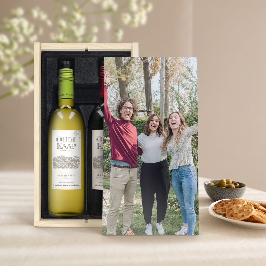 Coffret vin personnalisé - Oude kaap Coffret cadeau Oude Kaap avec vin blanc et rouge, imprimé avec photo personnalisée de trois amis