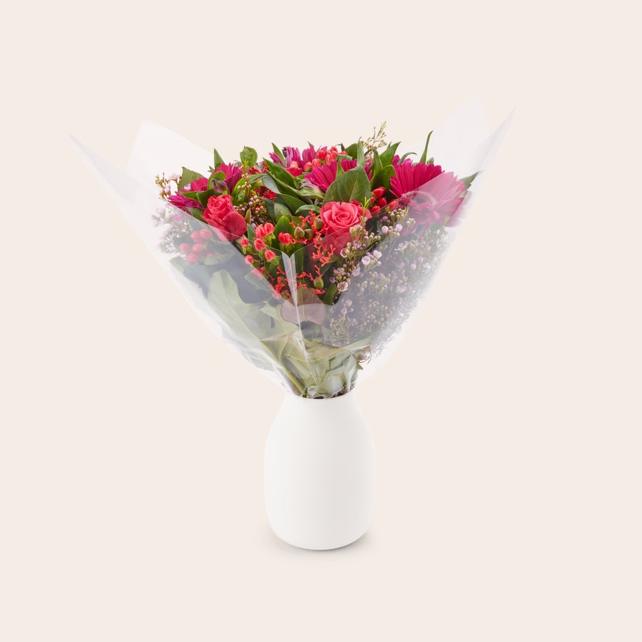 Blumenstrauß Lila Verschicke einen wundenschönen lila Blumenstrauß in weißer Vase mit personalisierbarer gratis Geschenkkarte