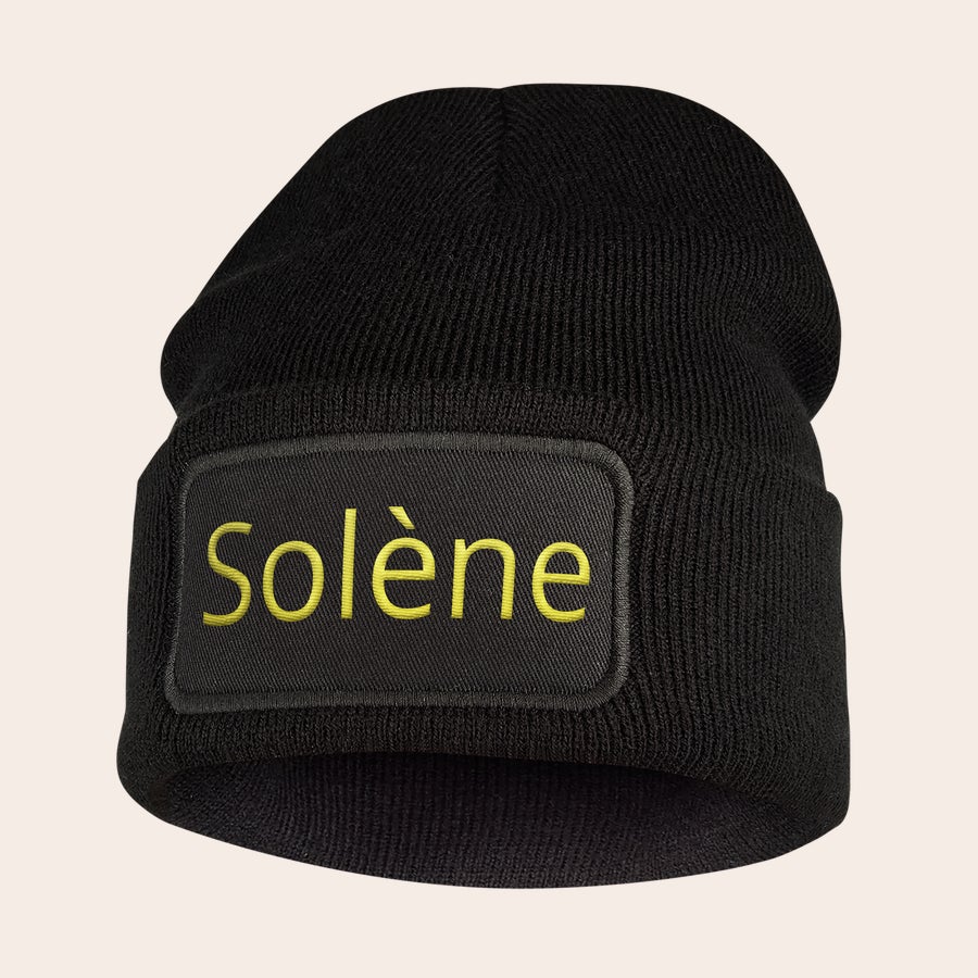 Bonnet brodé Bonnet noir brodé avec le prénom Solène en jaune. Restez bien au chaud avec ce bonnet brodé avec le texte de votre choix