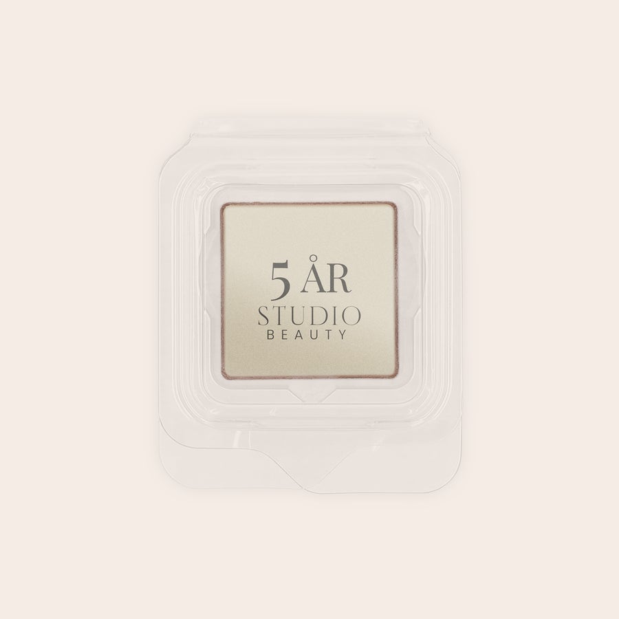 Choklad med tryck - individuellt förpackade En vit chokladpralin med tryckt logotyp 5 ÅR STUDIO BEAUTY i klar förpackning, en av de godaste pralinerna med foto