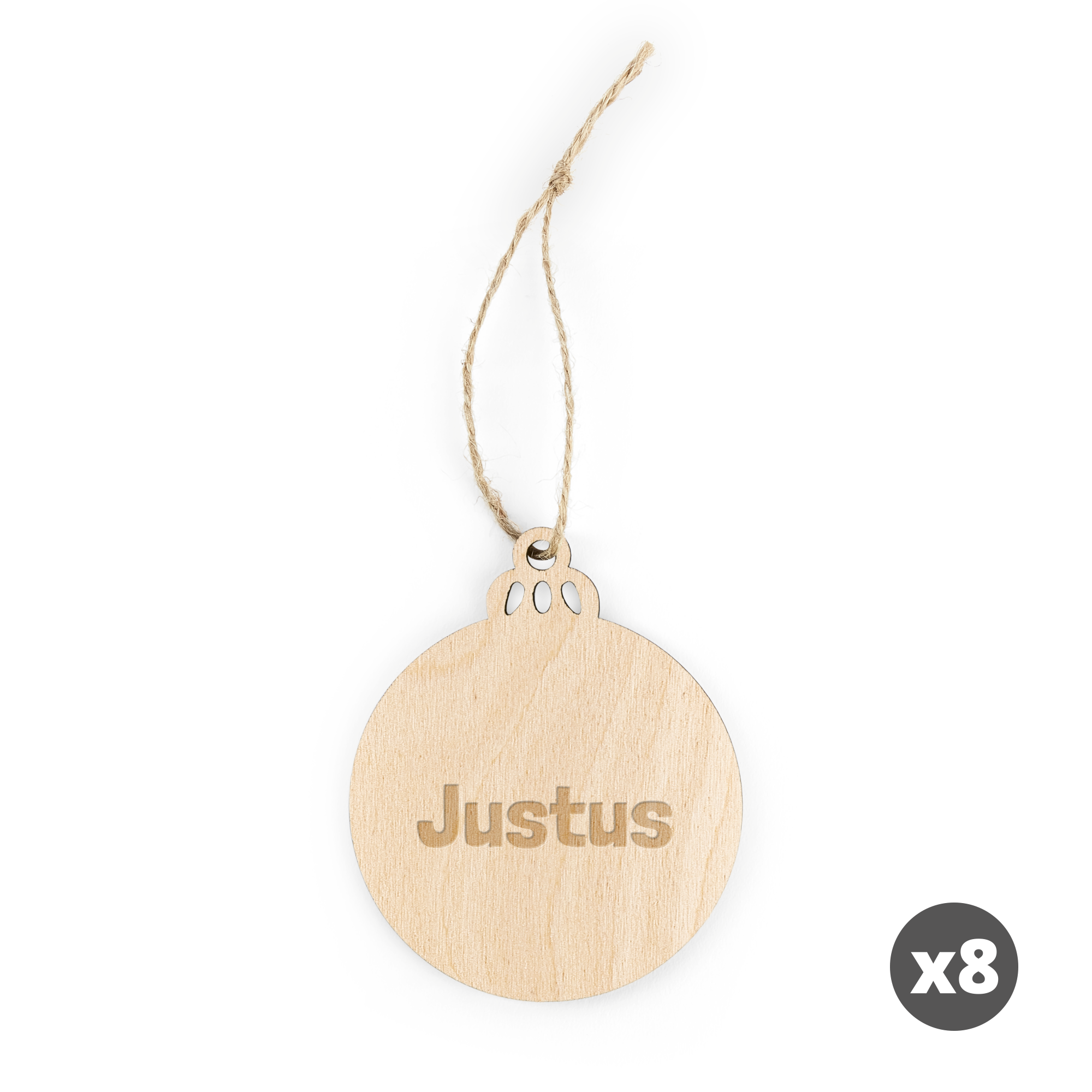 Runde Weihnachtsdeko aus Holz mit dem Namen Justus als Gravur, fertig zum Aufhängen für den Weihnachtsbaum.