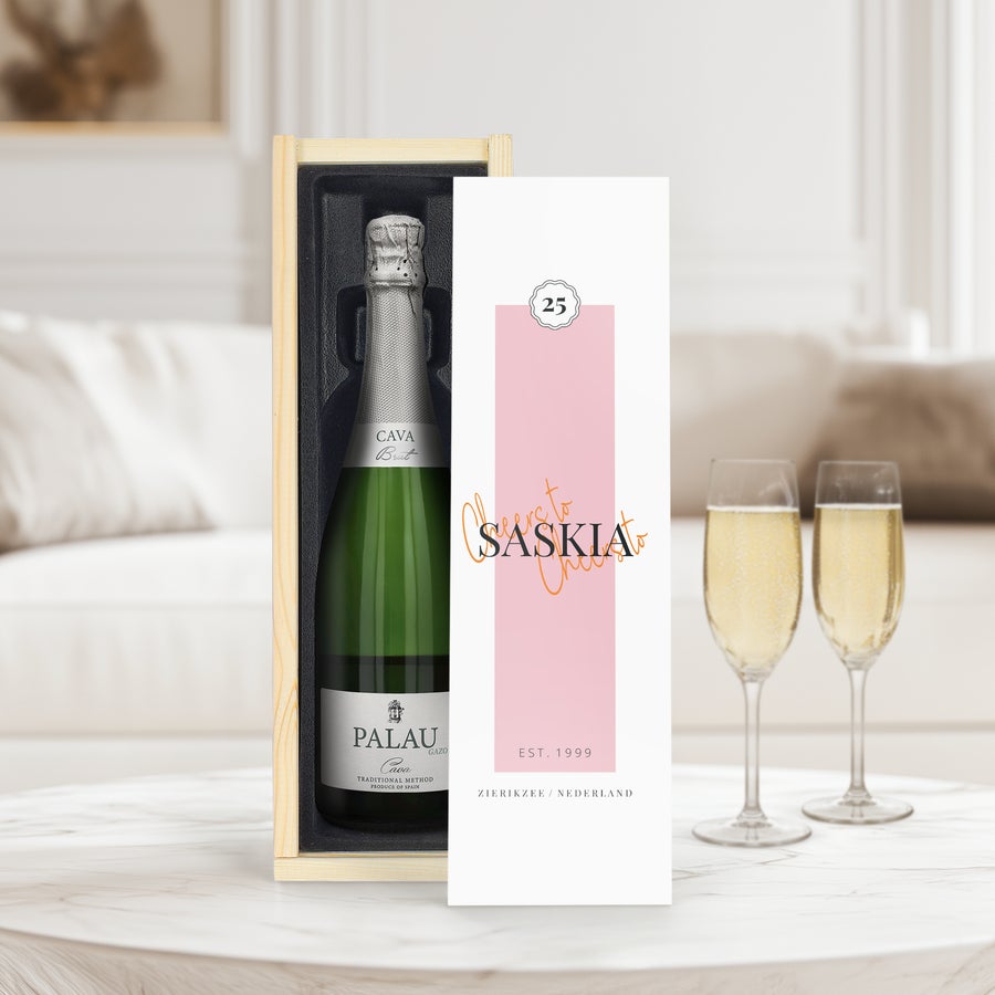 Cava Palau Gazo Brut Palau Gazo cava in bedrukte houten kist met deksel gepersonaliseerd met 'Cheers to Saskia' en jaar.