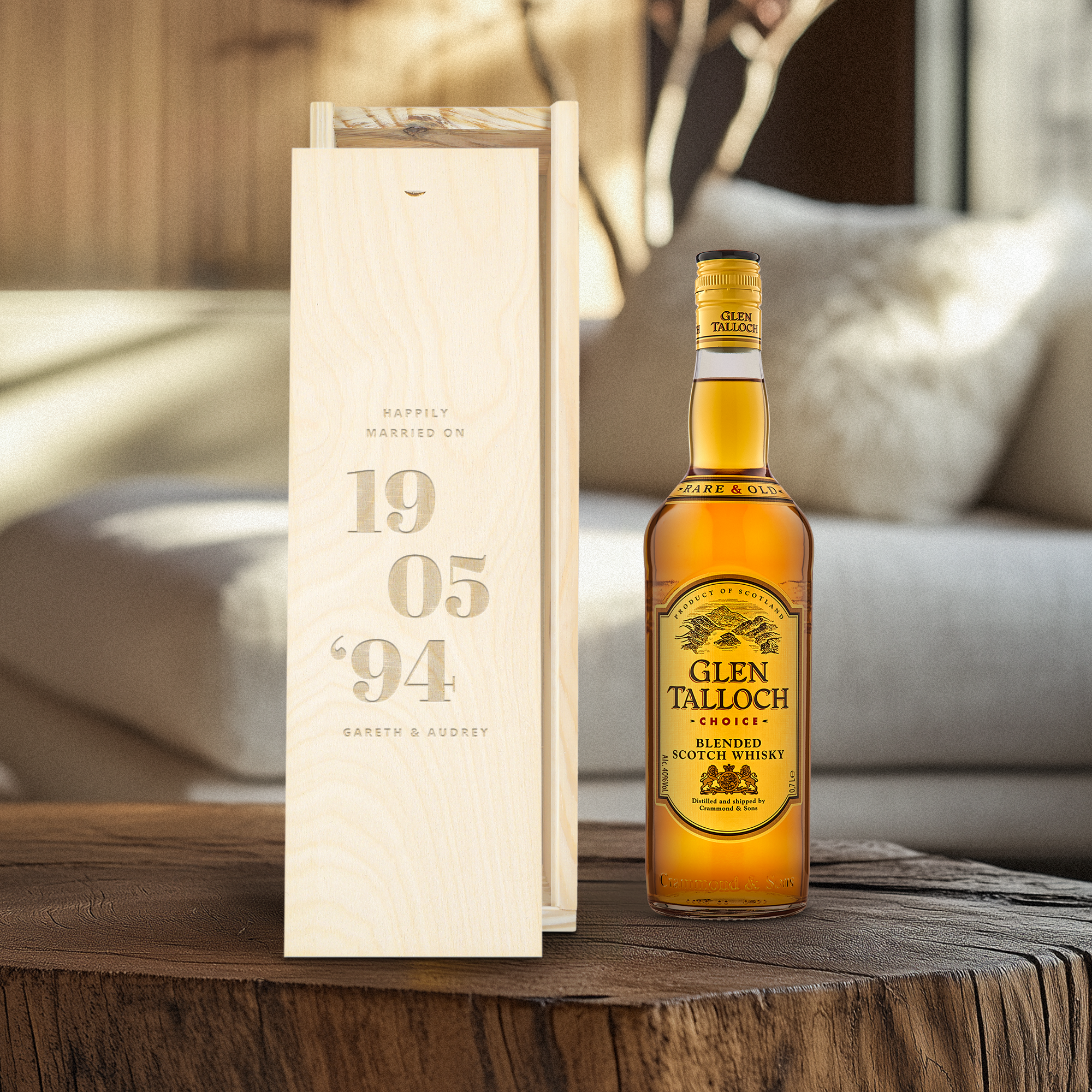 Botella de whisky Glen Talloch y caja de madera grabada con "Happily Married On 19 05 '94 Gareth & Audrey".