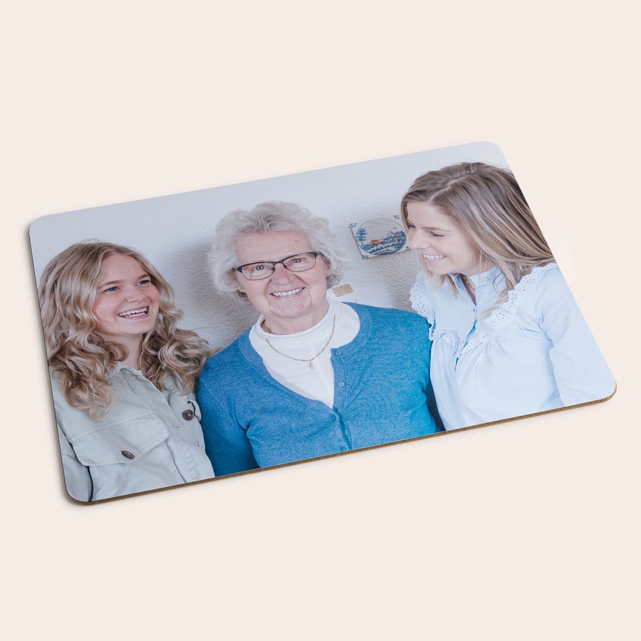 Pogrinjki - Personalizirani Podstavki Personalizirana preproga z natisnjeno fotografijo treh smejočih žensk za zabavno preprogo.