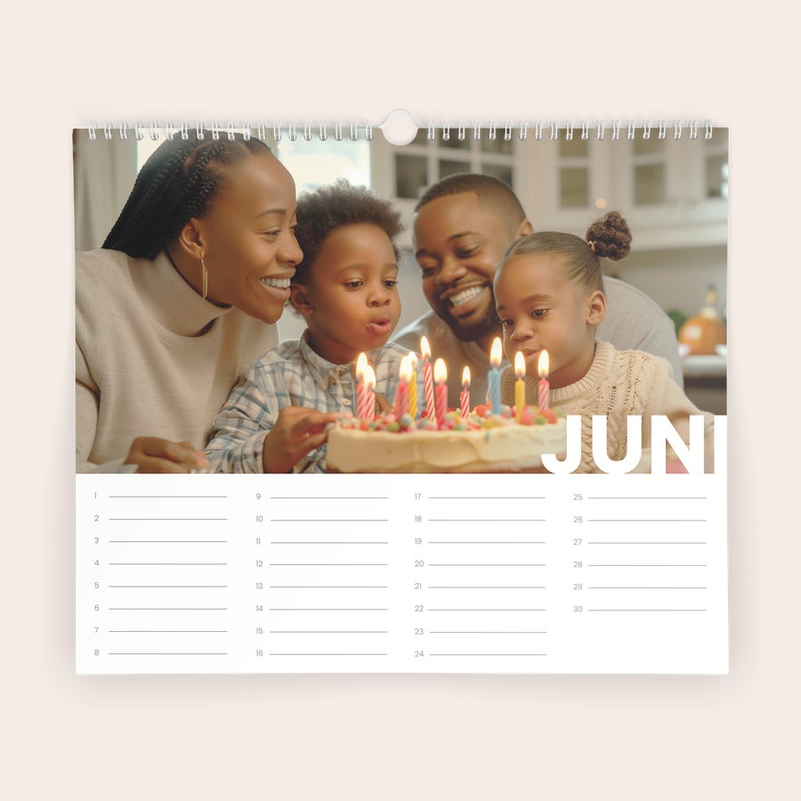 Verjaardagskalender maken Persoonlijke verjaardagskalender met foto van gezin met kinderen en JUNI tekst, geprint met eigen ontwerp.