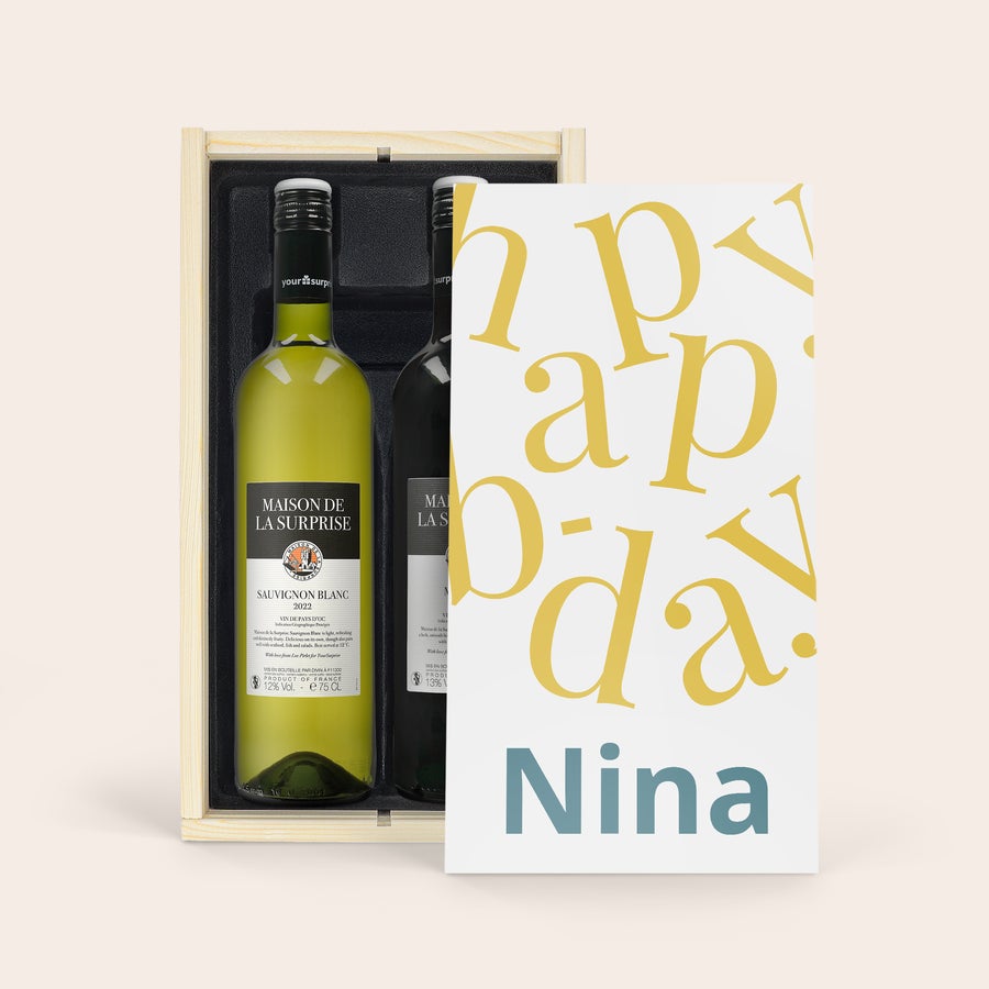 Vin gaveæaske med personlig etikette og trækasse - Maison de la Surprise (rød/hvid/rosé) Maison de la Surprise vinsæt i personlig trækasse, trykt med "Happy Birthday Nina" for at overraske en ven.