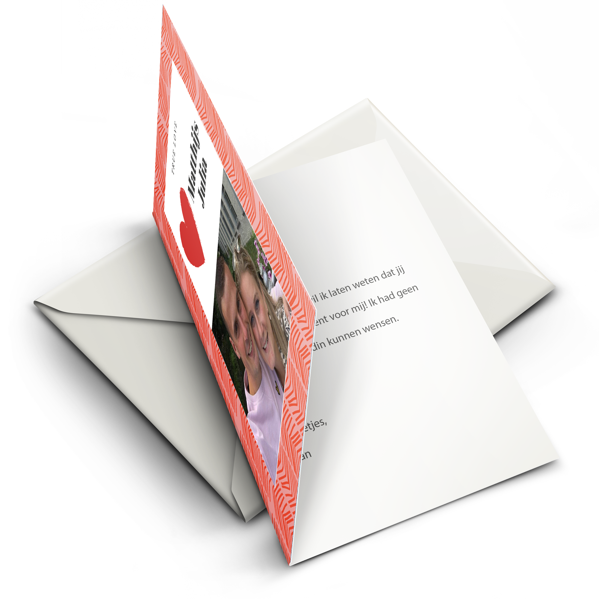Een originele Valentijnskaart gepersonaliseerd met een foto, namen Matthijs en Julia, en een persoonlijke tekst, gedrukt op een wenskaart met een envelop.