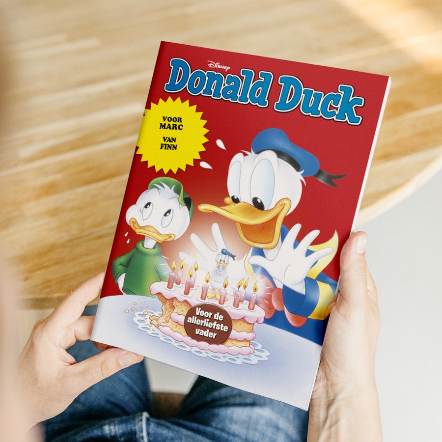 Stripboek Donald Duck met naam Gepersonaliseerd Donald Duck tijdschrift voor papa met Donald, Kwik en een verjaardagstaart. Jouw paps speelt de hoofdrol in dit vrolijke Donald Duck tijdschrift met naam.