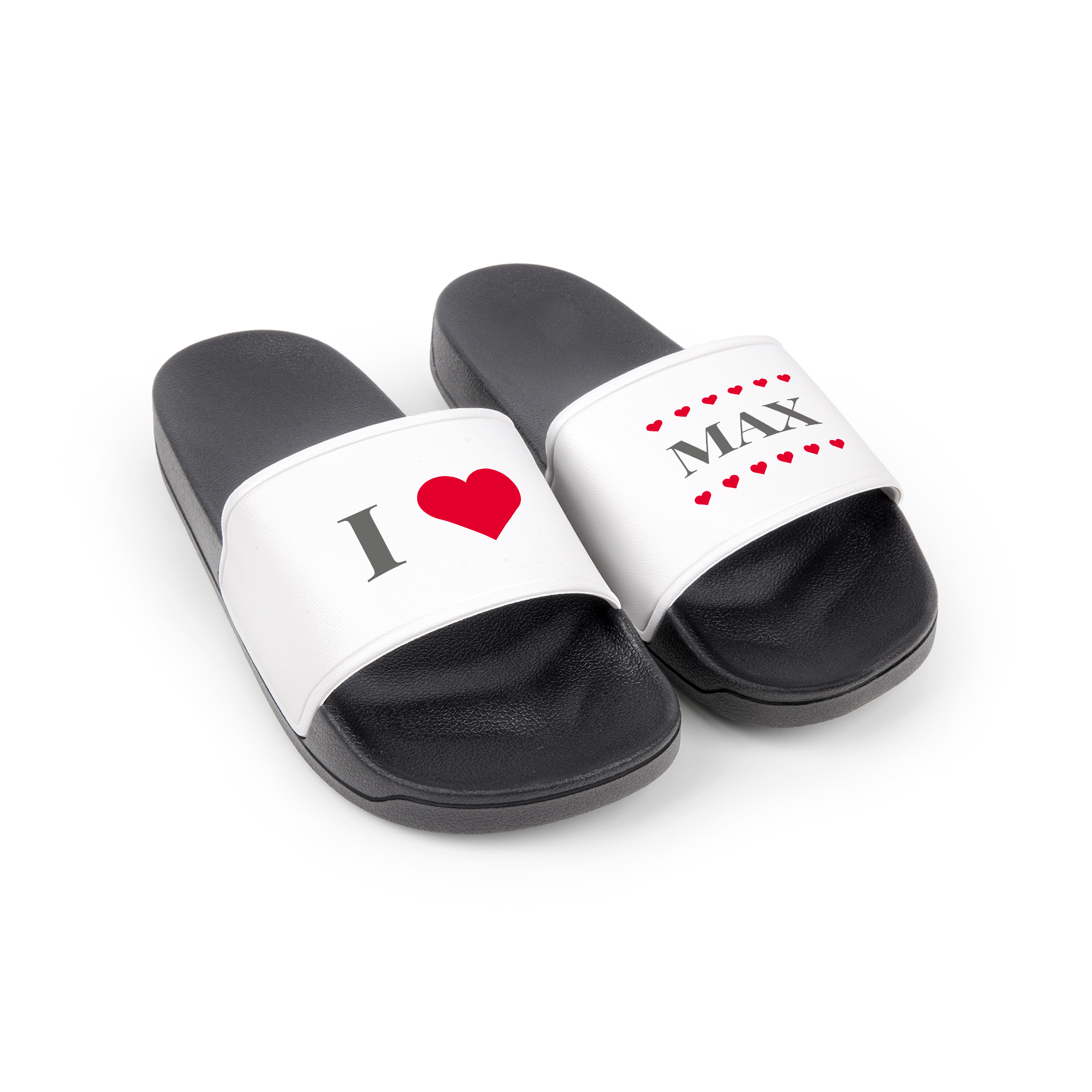 Egyedi strandpapucs fekete talppal, fehér pánttal, amin I love you felirat és MAX név látható.