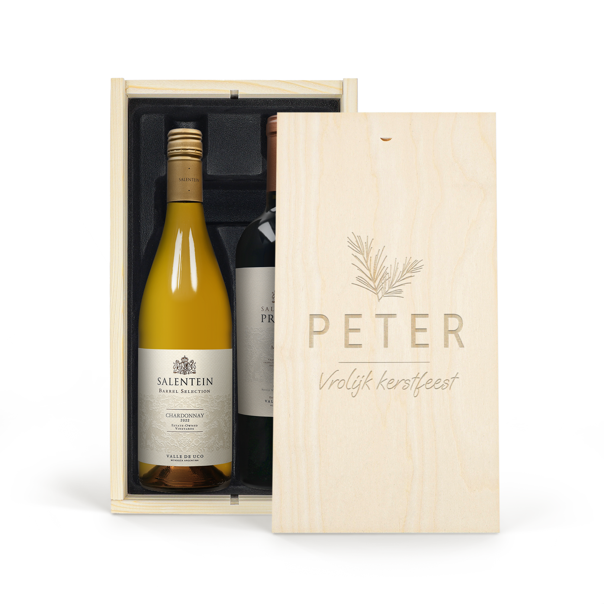 Salentein wijnpakket met twee flessen wijn in een gegraveerde houten wijnkist met de tekst Peter Vrolijk kerstfeest en dennenappels
