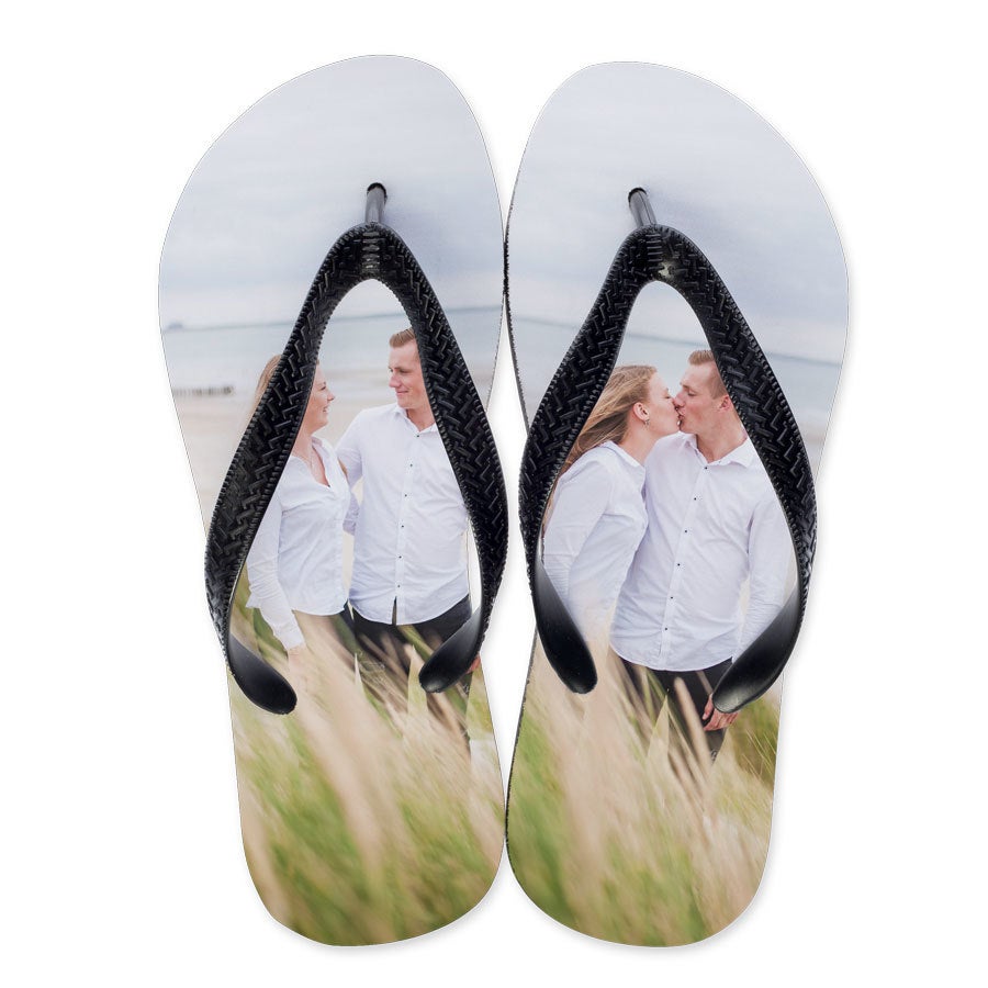 Individuelle Zehensandalen als Geschenk, bedruckt mit einem Pärchenfoto am Strand, Gräser und Meer