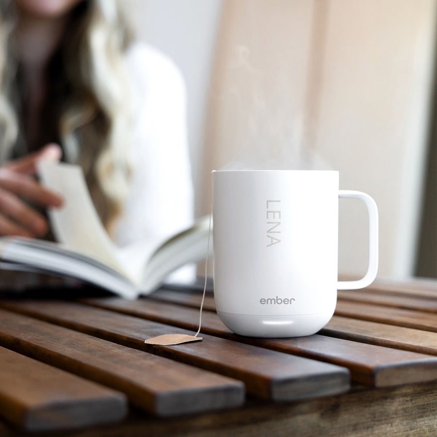 Ember Smart Control Mug Henkilökohtainen Ember Control -muki laserkaverretulla nimellä LENA ja kuumalla höyryävällä teellä. Nauti jokaisesta kulauksesta henkilökohtaisella Ember Control Cupilla!