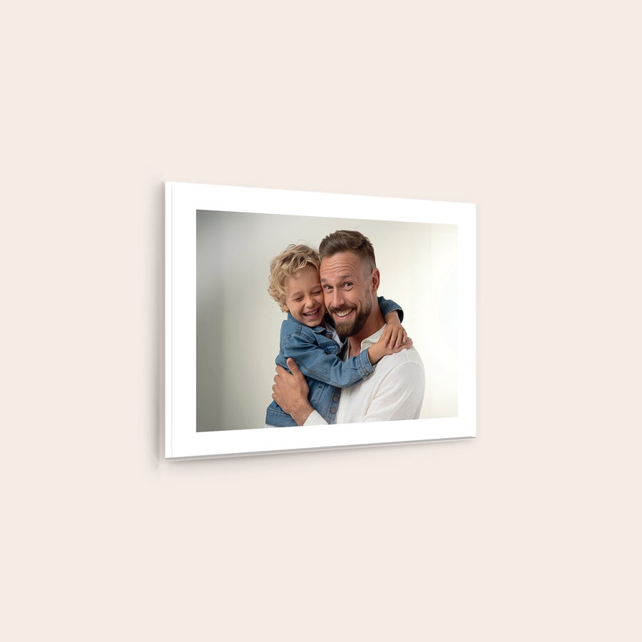 Tableau photo plexiglas Impression sur plexiglas personnalisée avec une photo père et fils souriants, éclat et originalité.