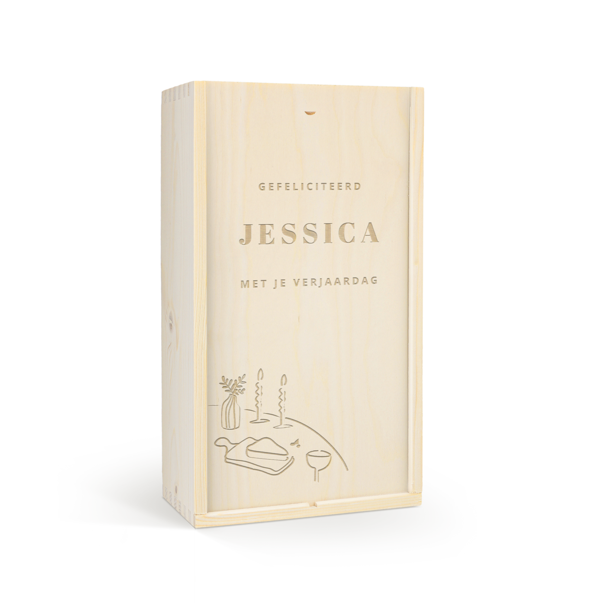 Gegraveerde Oude Kaap wijnpakket met naam Jessica en de tekst Gefeliciteerd met je verjaardag, en een illustratie van een gezellige tafelsetting.