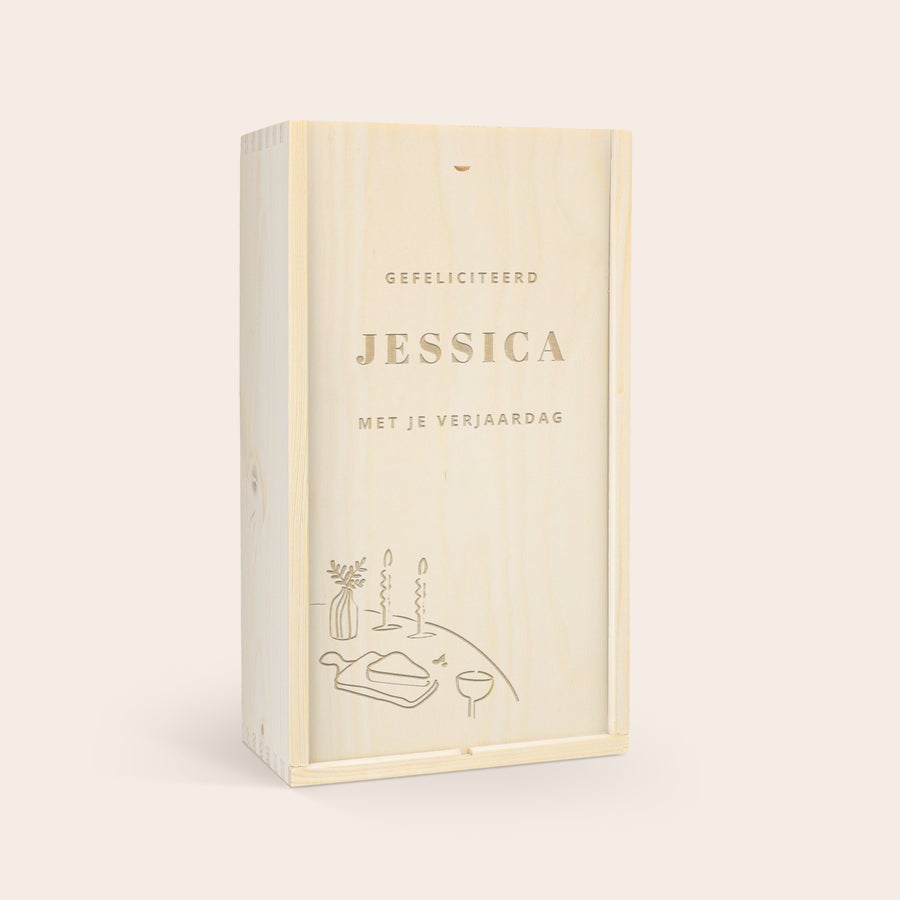 Wijnpakket in gegraveerde kist - Salentein Primus Malbec en Chardonnay Salentein Primus wijnpakket in gegraveerde houten wijnkist met tekst Gefeliciteerd Jessica met je verjaardag en feestdecoratie.