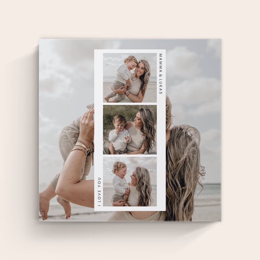Lerretsbilde Personlig tilpasset lerretsbilde med tre collagebilder av en mor med barn, med tekst «MAMMA & LUKAS» og «I LOVE YOU» trykt på.