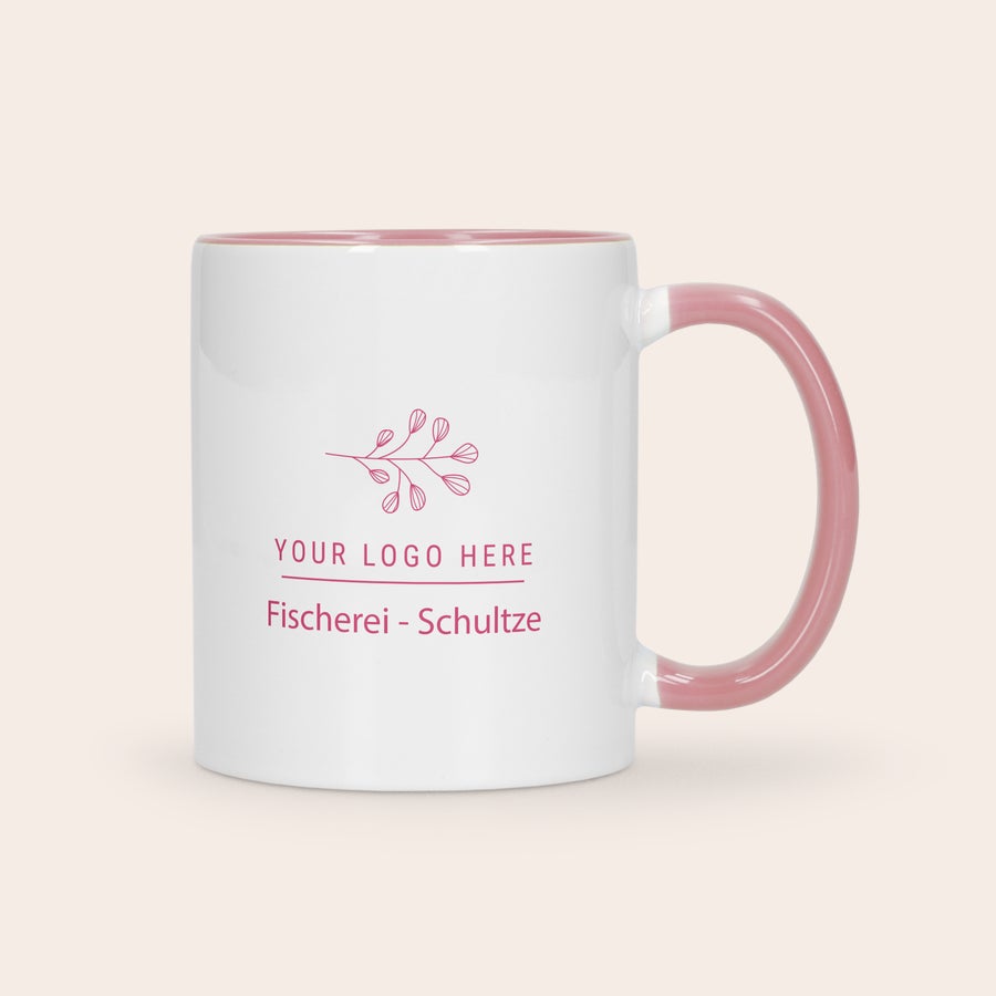 Farbige Tasse Bedrucken Weiße Keramiktasse mit rosa Henkel, die mit einem Firmenlogo und dem Text Fischerei Schultze bedruckt ist