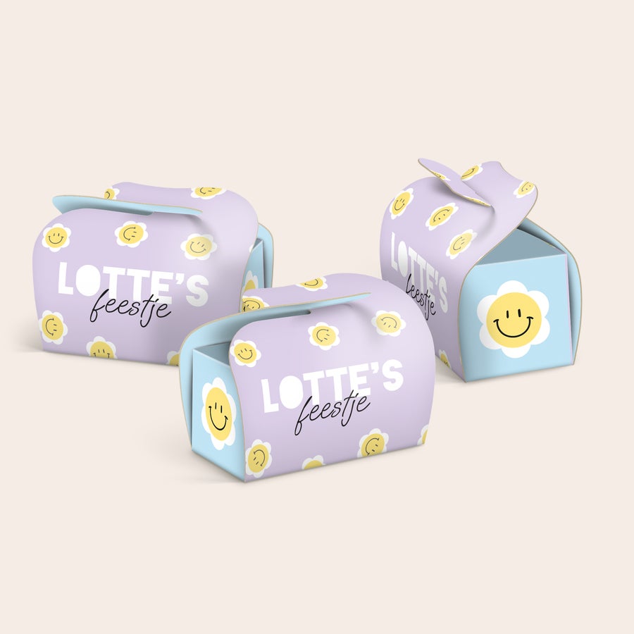 Milka favourites traktatie personaliseren Drie gepersonaliseerde Milka Favourites geschenkdoosjes, bedrukt met de tekst 'Lotte's feestje' en lachende bloem gezichtjes, om je zoete momenten te ontwerpen