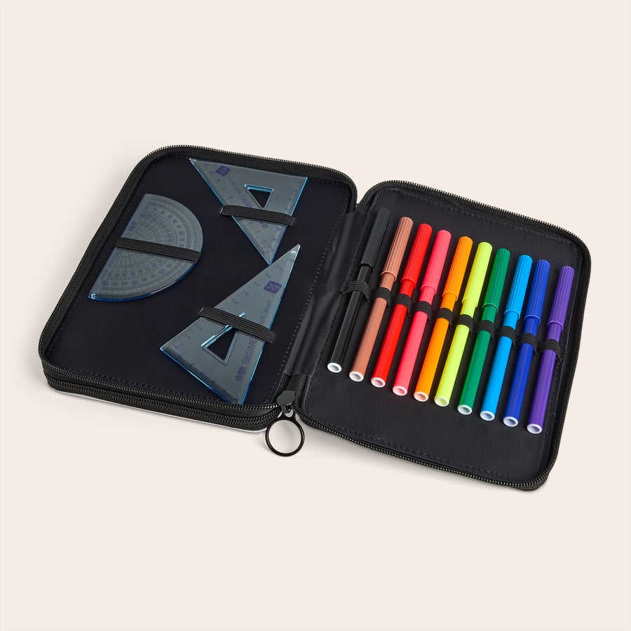 Astuccio a Piani personalizzato  Astuccio nero aperto con righelli, goniometro e pennarelli colorati, personalizzabile per tuo figlio