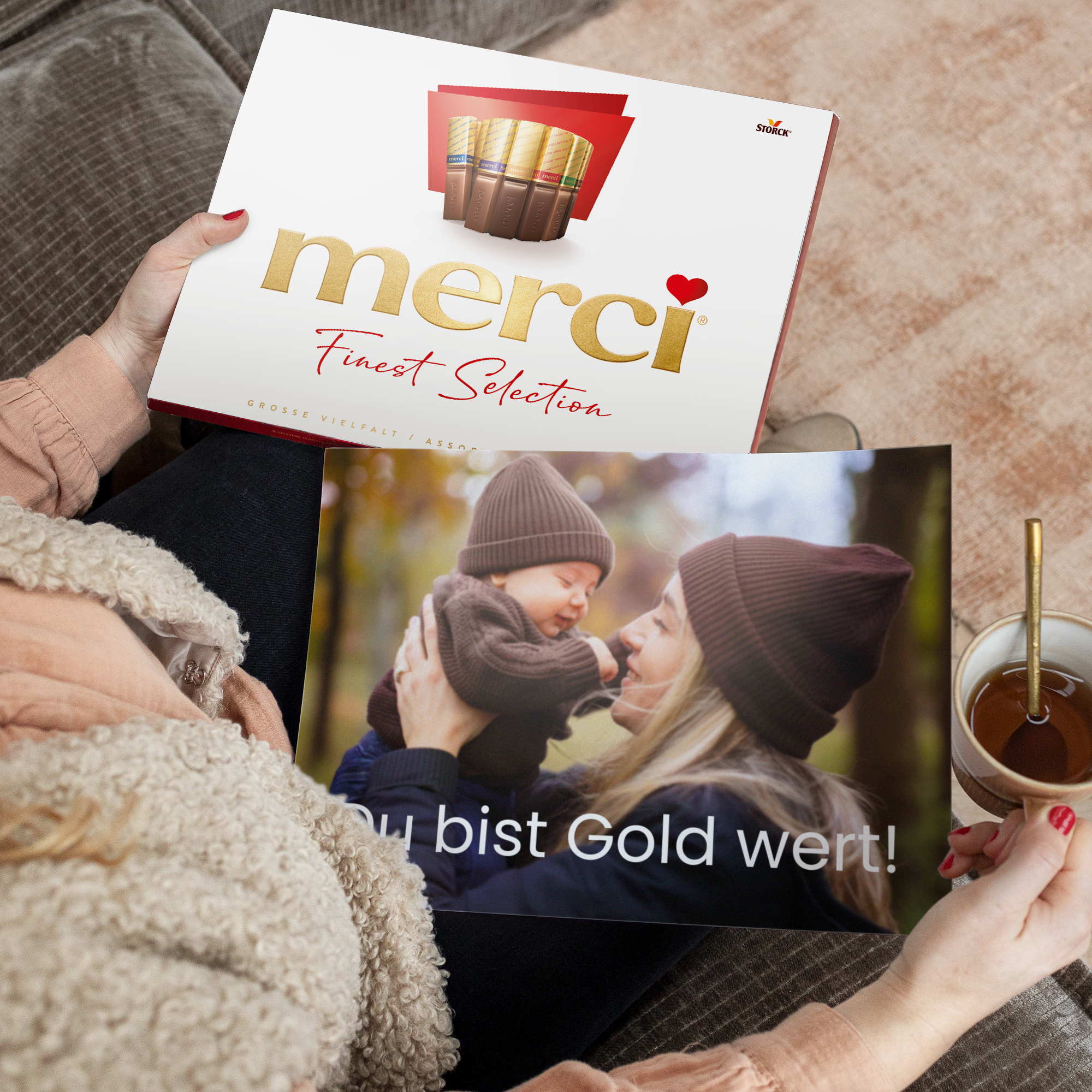 Merci Schokolade mit personalisierter Grußkarte - 675 Gramm, bedruckt mit Foto von Mutter und Baby, Text: "Du bist Gold wert!"