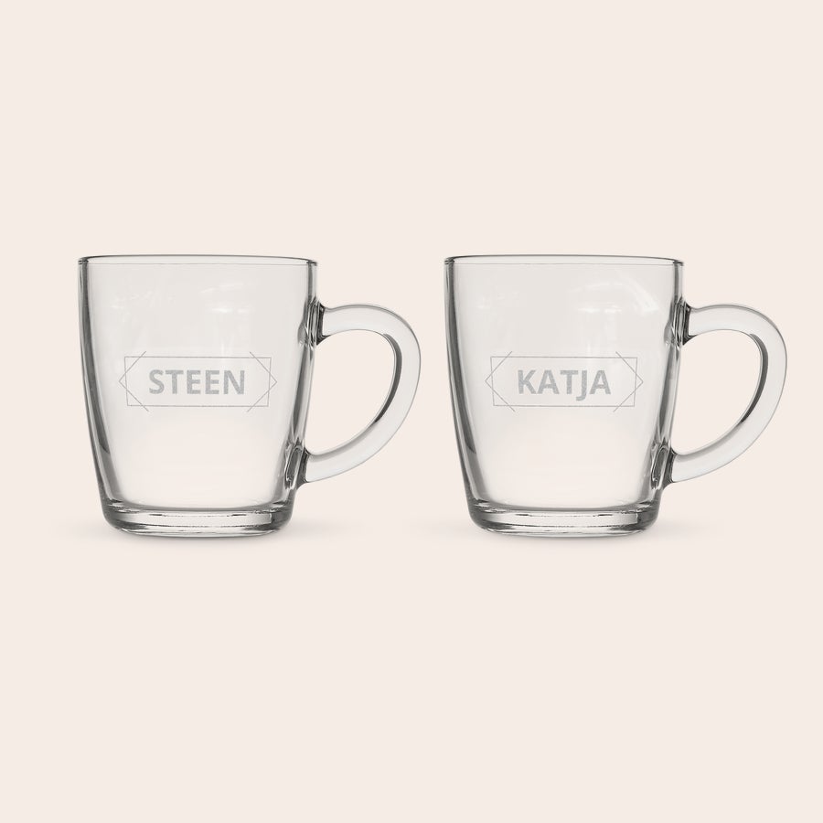 Te glas To teglas med print. Venstre glas har teksten STEEN og højre glas har teksten KATJA.