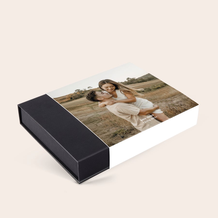 Caja de bombones de lujo Caja de chocolates de lujo personalizados con una foto impresa de una pareja y la fecha 12.04.2021. Crea dulces recuerdos.