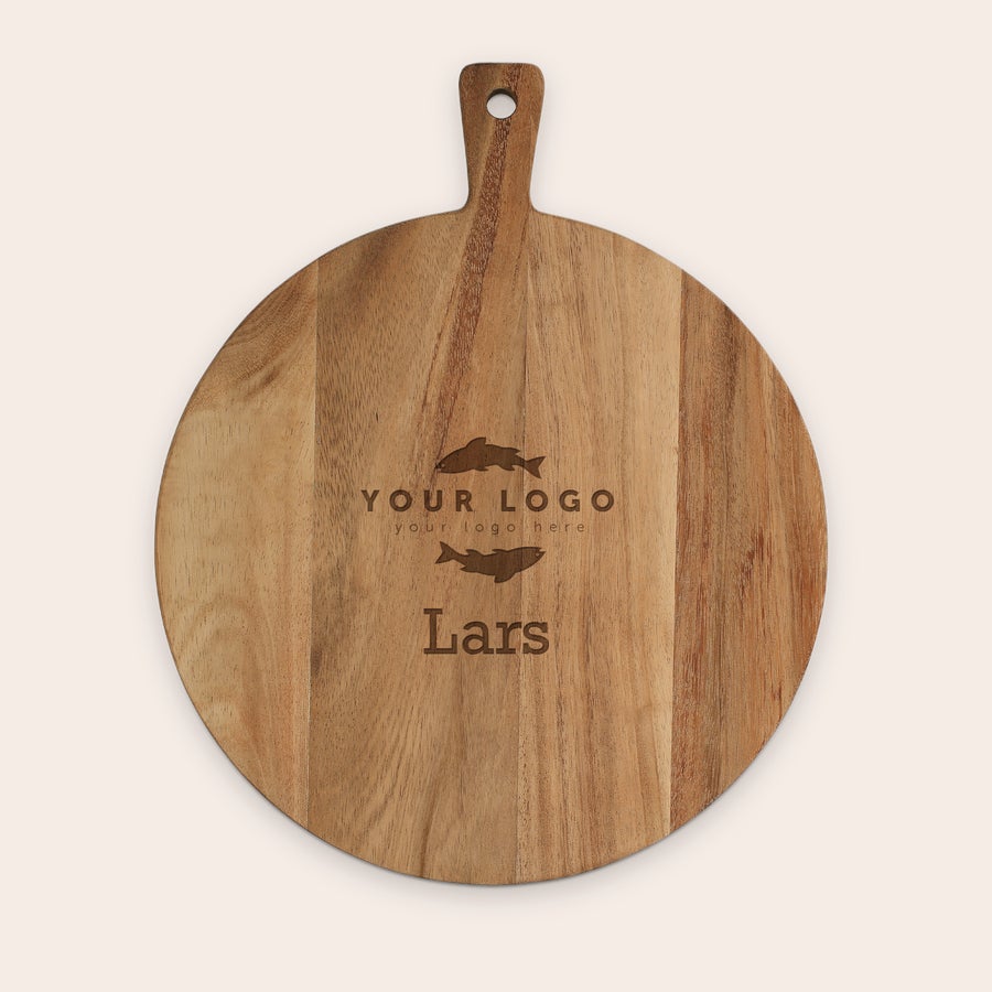 Servierbrett mit Gravur Rundes Servierbrett aus Holz, graviert mit dem Namen Lars, zwei Fischen und Text "YOUR LOGO your logo here" für Snacks.