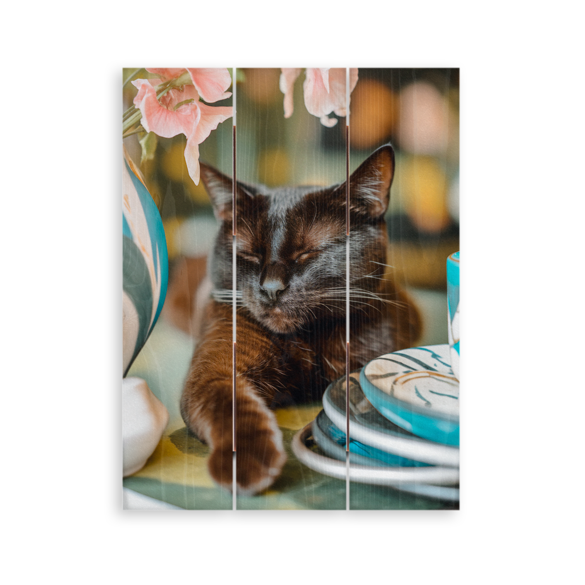 Fotoprint af en sort kat på træplanker, printet med et billede af dit bedste foto, med lyserøde blomster.