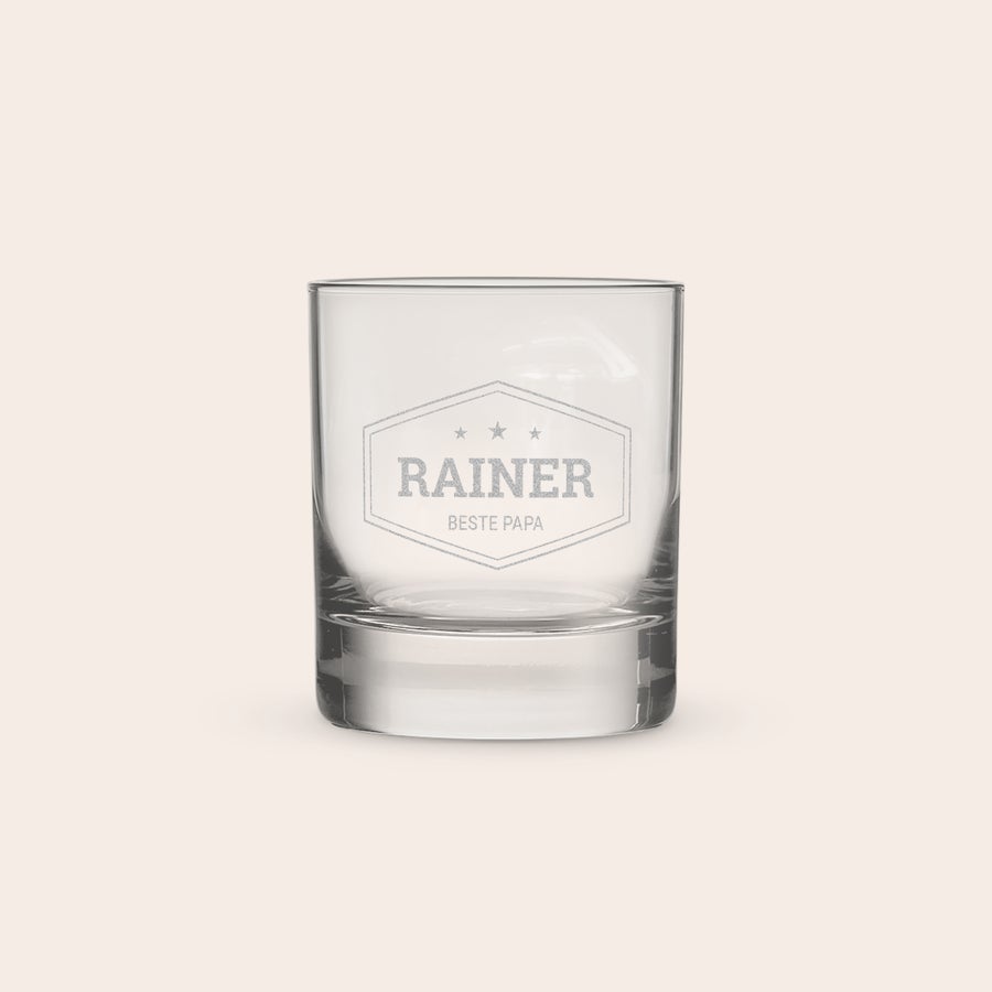 Tumbler Glas mit Gravur Ein Tumbler Whiskyglas mit graviertem Design und dem Namen Rainer Beste Papa darauf, personalisierbar.