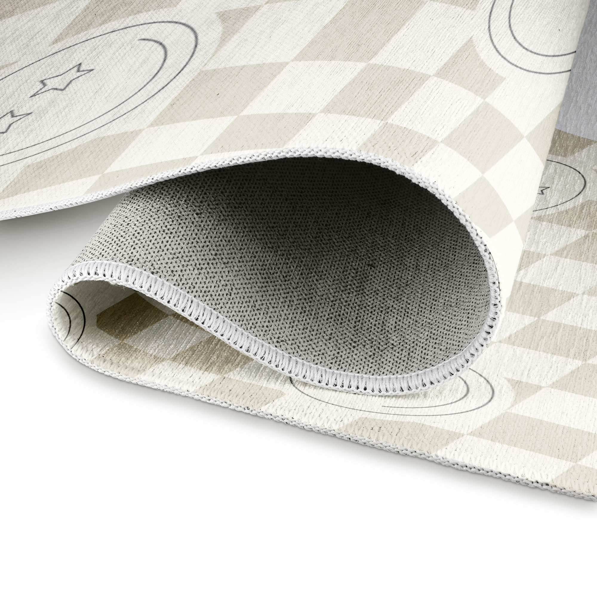 Tapete de juego personalizado con diseño de cuadros beige y blanco, enrollado para mostrar la base antideslizante.