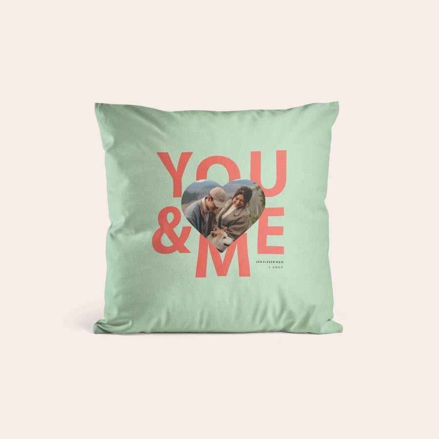 puter Mintgrønn personlig pute med trykt bilde av et par i et hjerte, og teksten "YOU & ME".