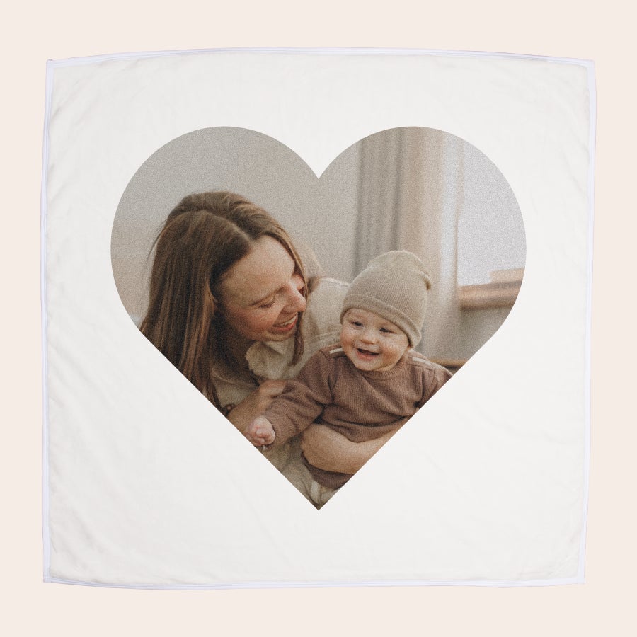 Babyteppe med navn Tilpasset babyteppe med navn, trykt med et hjerteformet bilde av mor og baby.