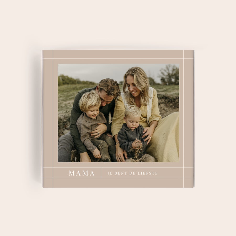 Milka Pralines Moederdag Milka giftbox met foto van een gezin met twee kinderen en tekst "MAMA JE BENT DE LIEFSTE", gepersonaliseerd.