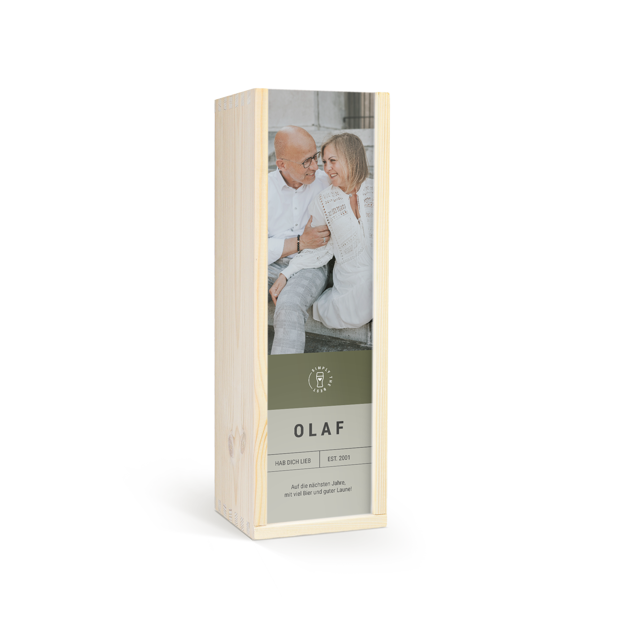 Personalisiertes Bier in Holzkiste, bedruckt mit Foto eines Paares und Text "OLAF HAB DICH LIEB EST. 2001".