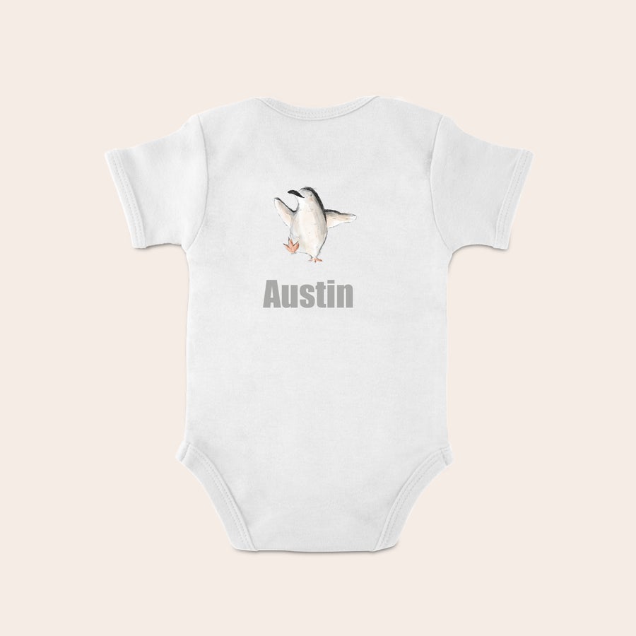 Detský romper Biely detský overal s tučniakom a personalizovaným menom Austin. Ideálny darček s vlastným menom.