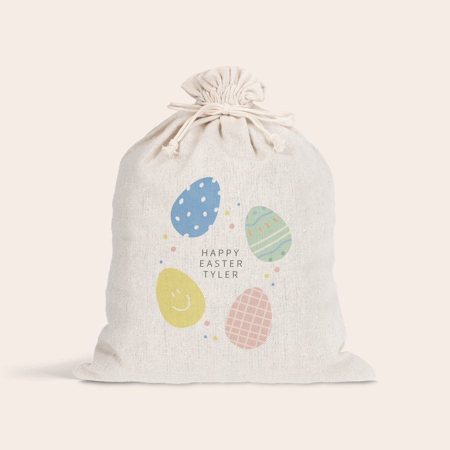 Darčeková taška so šnúrkou - Veľká noc Personalizovaná darčeková taška so šnúrkou a potlačou veľkonočných vajíčok s textom Happy Easter Tyler na Ozvláštnite Veľkú noc prispôsobenými darčekovými taškami so šnúrkou