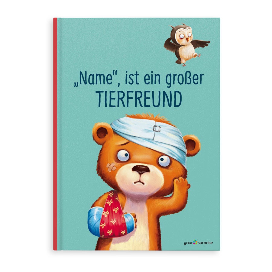 Personalisiertes Kinderbuch Das Kind hilft den Tieren, Cover mit verletztem Bär und Eule, gedruckt mit dem Namen.