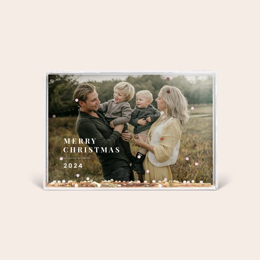 Bola de nieve personalizada - Rectangular Bloque de nieve personalizado con una foto familiar, texto Feliz Navidad 2024 y confeti flotante.