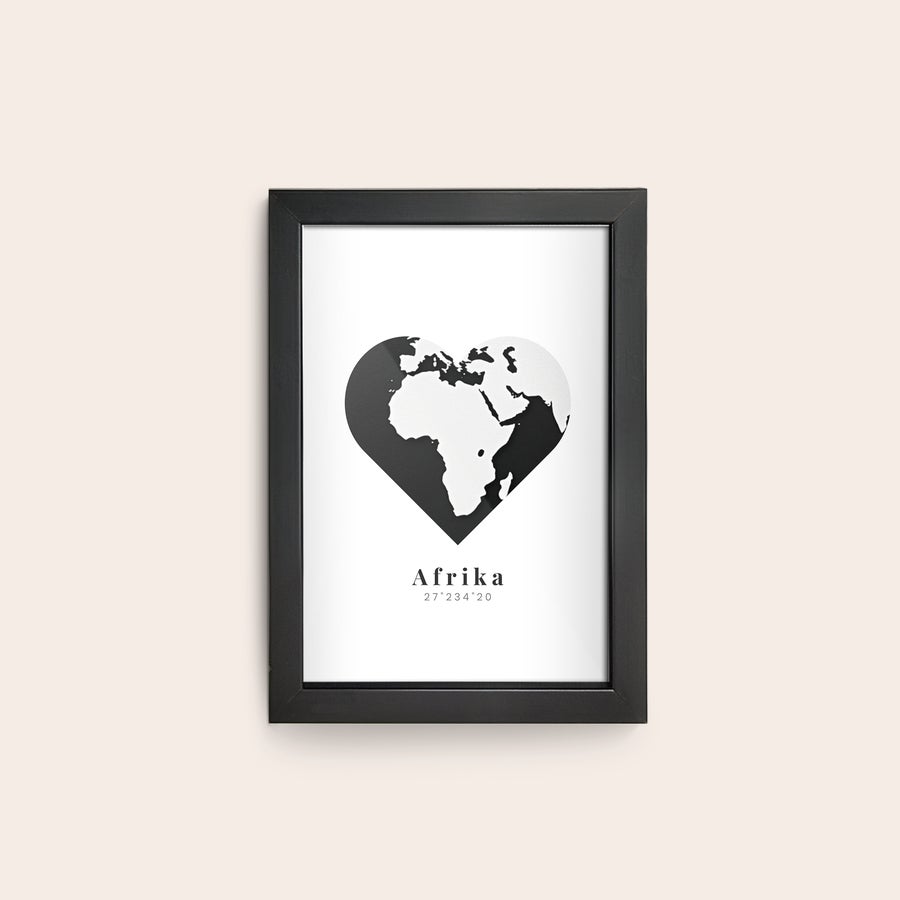 Kehystetty valokuva Musta kehystetty juliste, jossa on sydämenmuotoinen Afrikan kartta ja teksti "Afrika" ja koordinaatit. Luo kauneimmasta valokuvastasi juliste seinällesi.