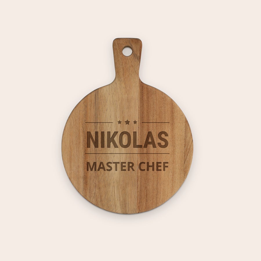 Servierbrett mit Gravur Personalisiertes Holz-Servierbrett mit dem Namen Nikolas und Master Chef graviert, ideal für stilvolle Snacks.