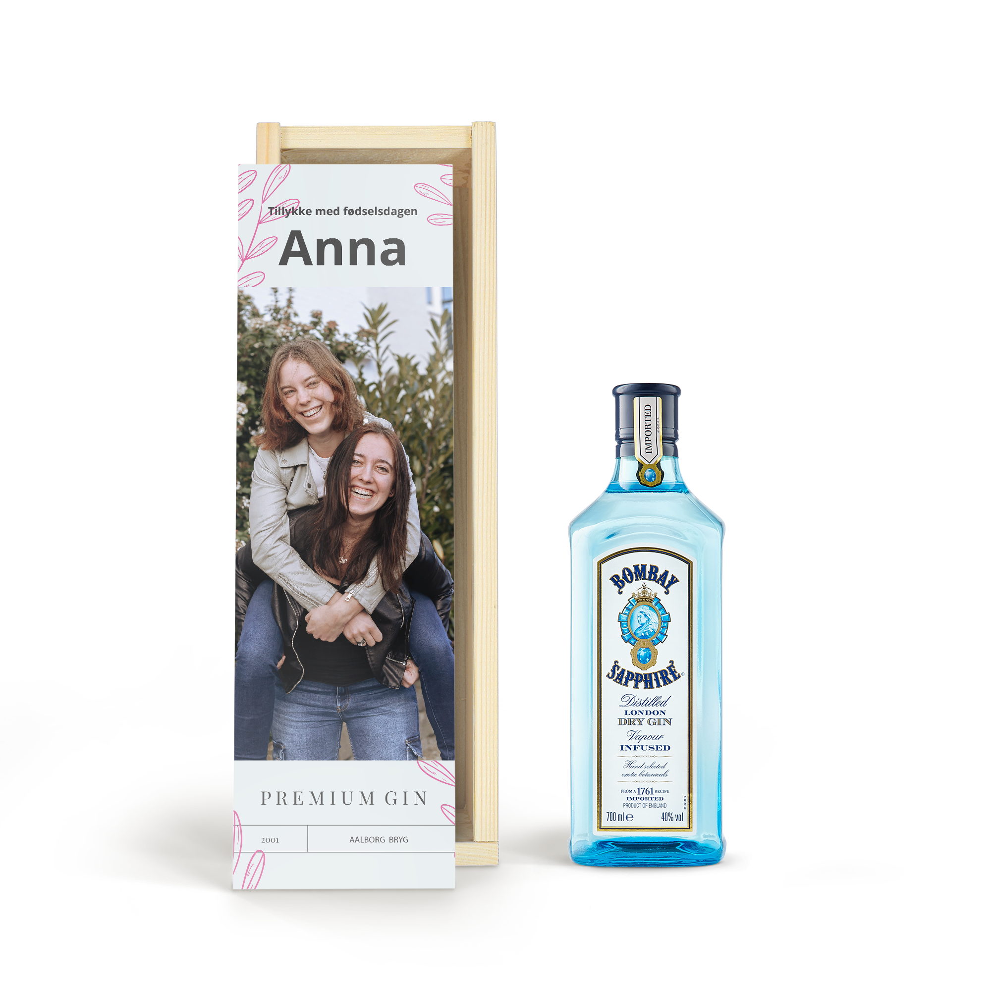 En flaske Bombay Sapphire gin i et personligt træetui med trykt foto og tekst Tillykke med fødselsdagen Anna.